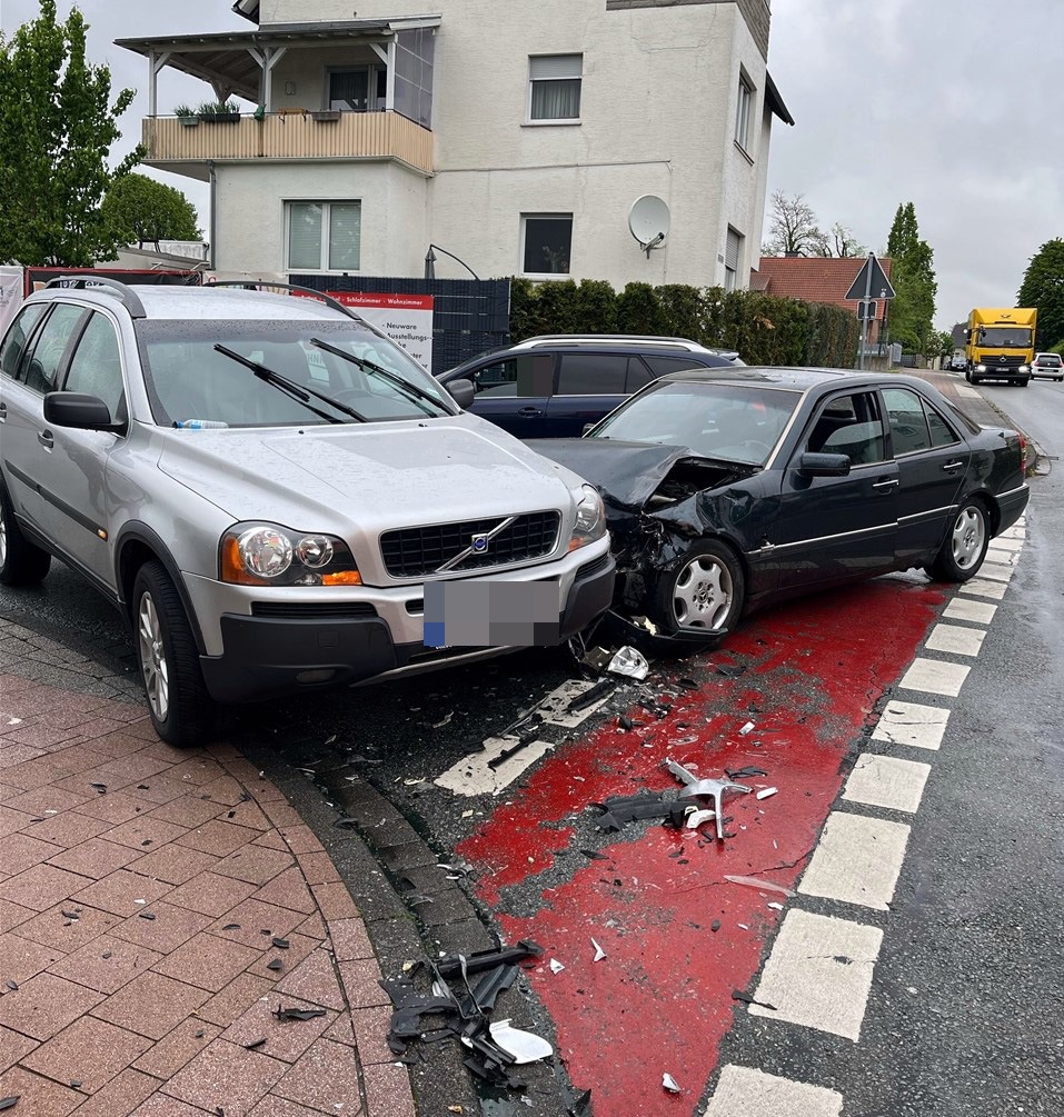 Steinheim, Nordrhein-Westfalen: Drei Autos stoßen im Kreuzungsbereich zusammen