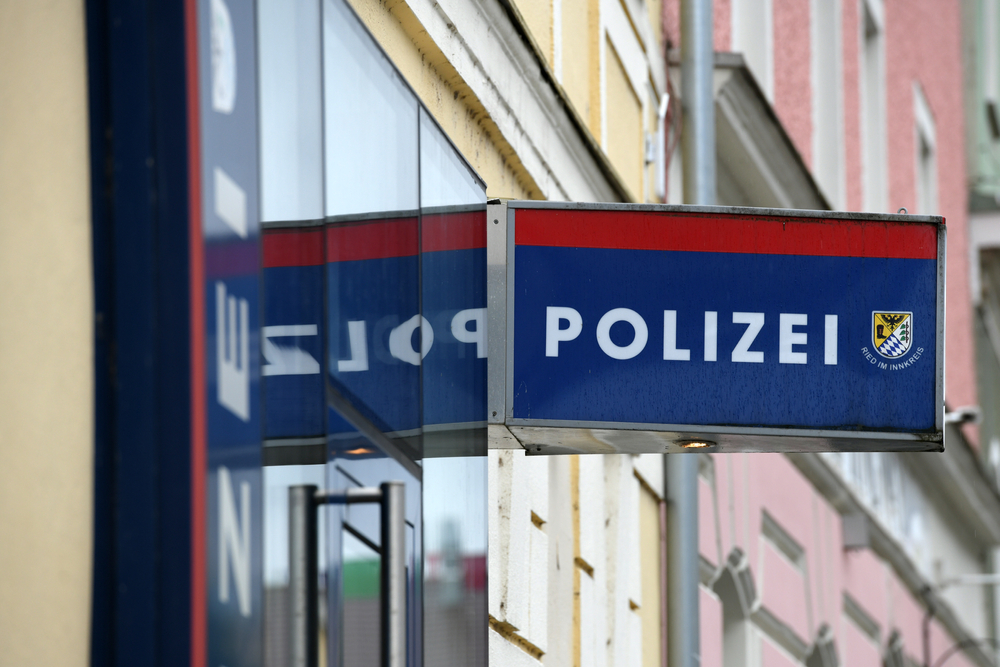 Salzburg: Bewaffneter drängt Frau (66) in Wohnhaus und fordert Geld