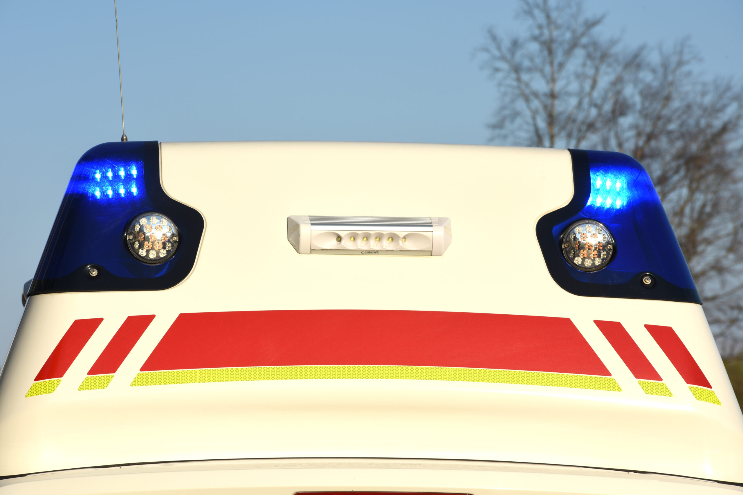 Maria Wörth, Kärnten: Schwerer Arbeitsunfall auf Baustelle – 25-Jähriger greift in Säge