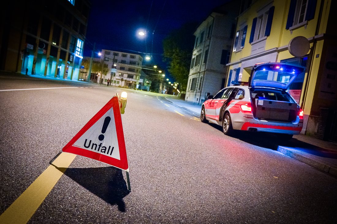 Winterthur ZH: Betrunkener Velofahrer stürzt in Auto – Anzeige folgt