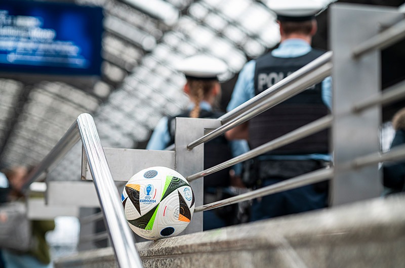 Jena, Thüringen: Nach Derby-Demo beschädigen Erfurt-Fans Intercity massiv