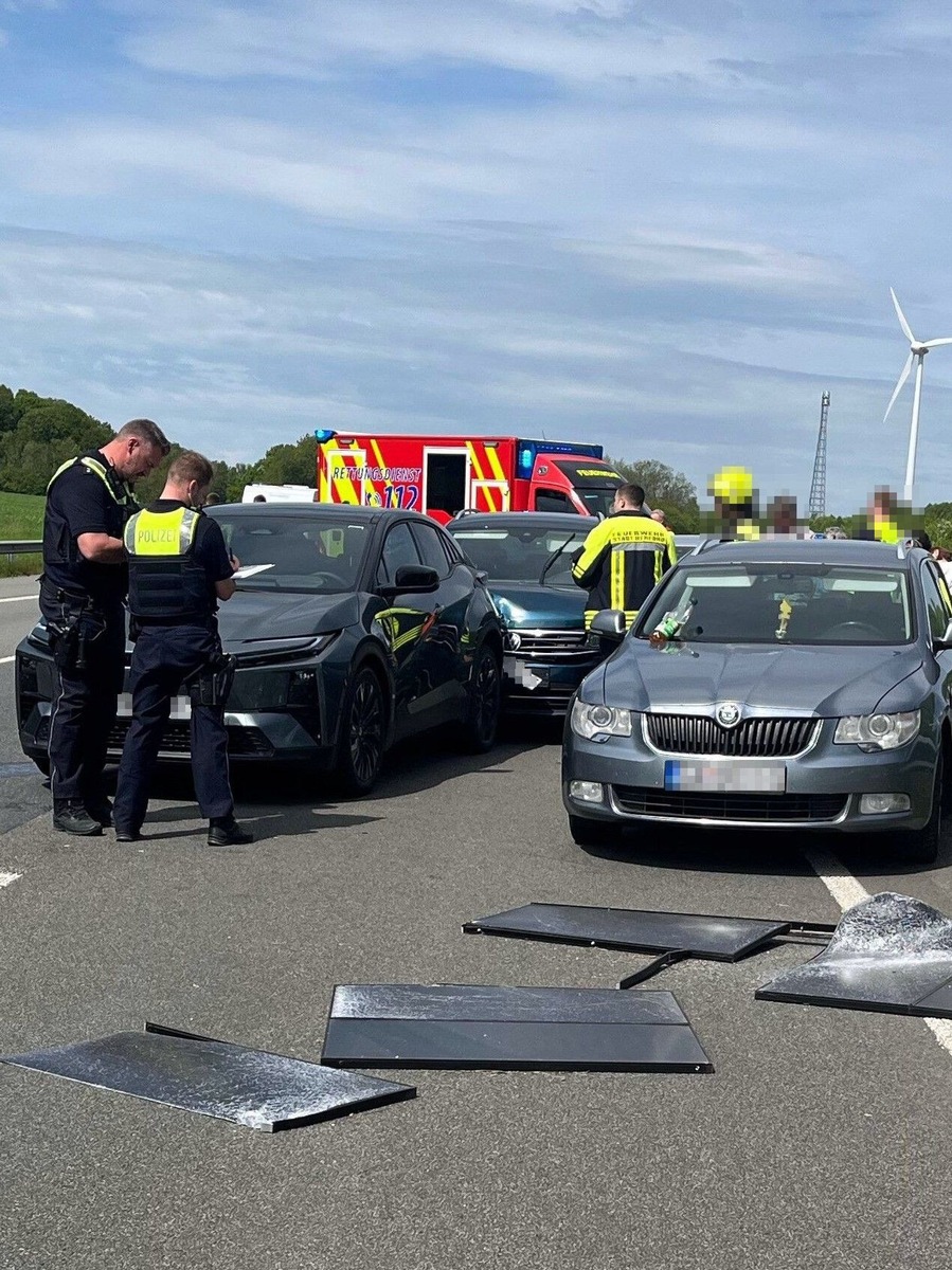 Bielefeld, Nordrhein-Westfalen: Solarpanel auf A2 löst Unfallserie aus