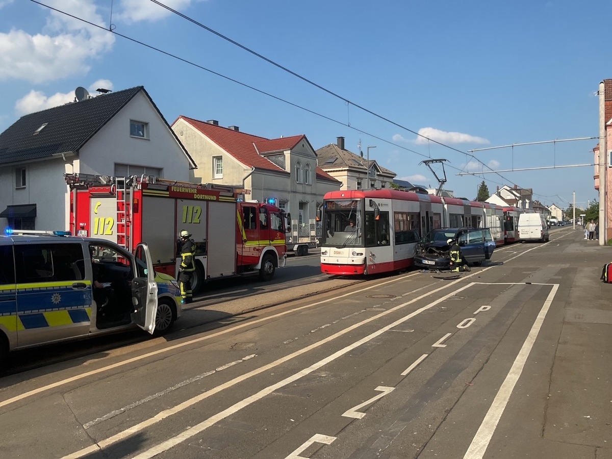 Dortmund, Nordrhein-Westfalen: Heftiger Zusammenstoß – Auto hängt an U-Bahn fest