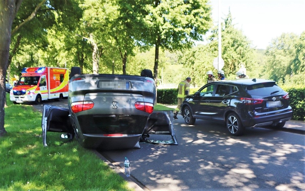 Warburg-Welda, NRW: 87-Jährige überschlägt sich mit Auto und landet auf dem Dach
