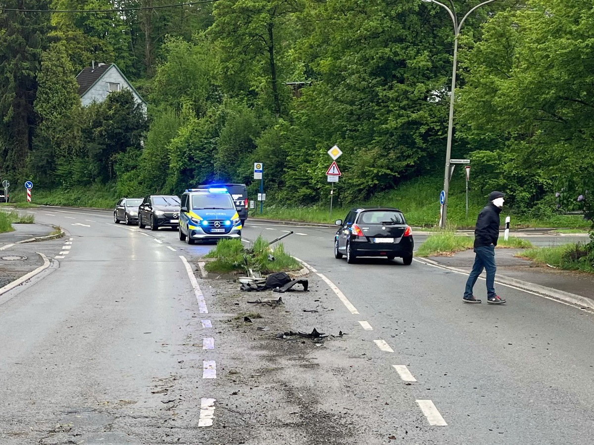 Lindlar, Nordrhein-Westfalen: Alkolenker (46) ohne Führerschein verursacht zwei Unfälle