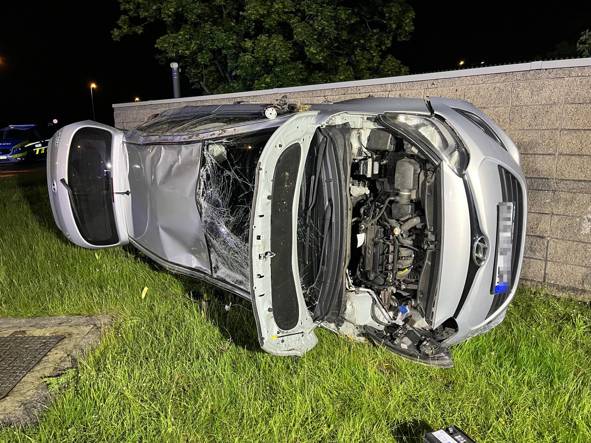 Monheim am Rhein, NRW: Auto überschlägt sich nach Überholmanöver
