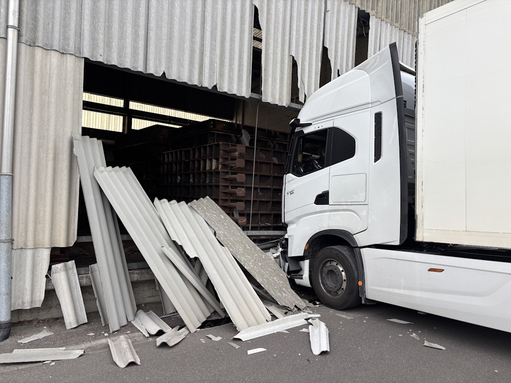 Uzwil SG: Lastwagen setzt sich selbstständig in Bewegung und prallt in Hallenwand