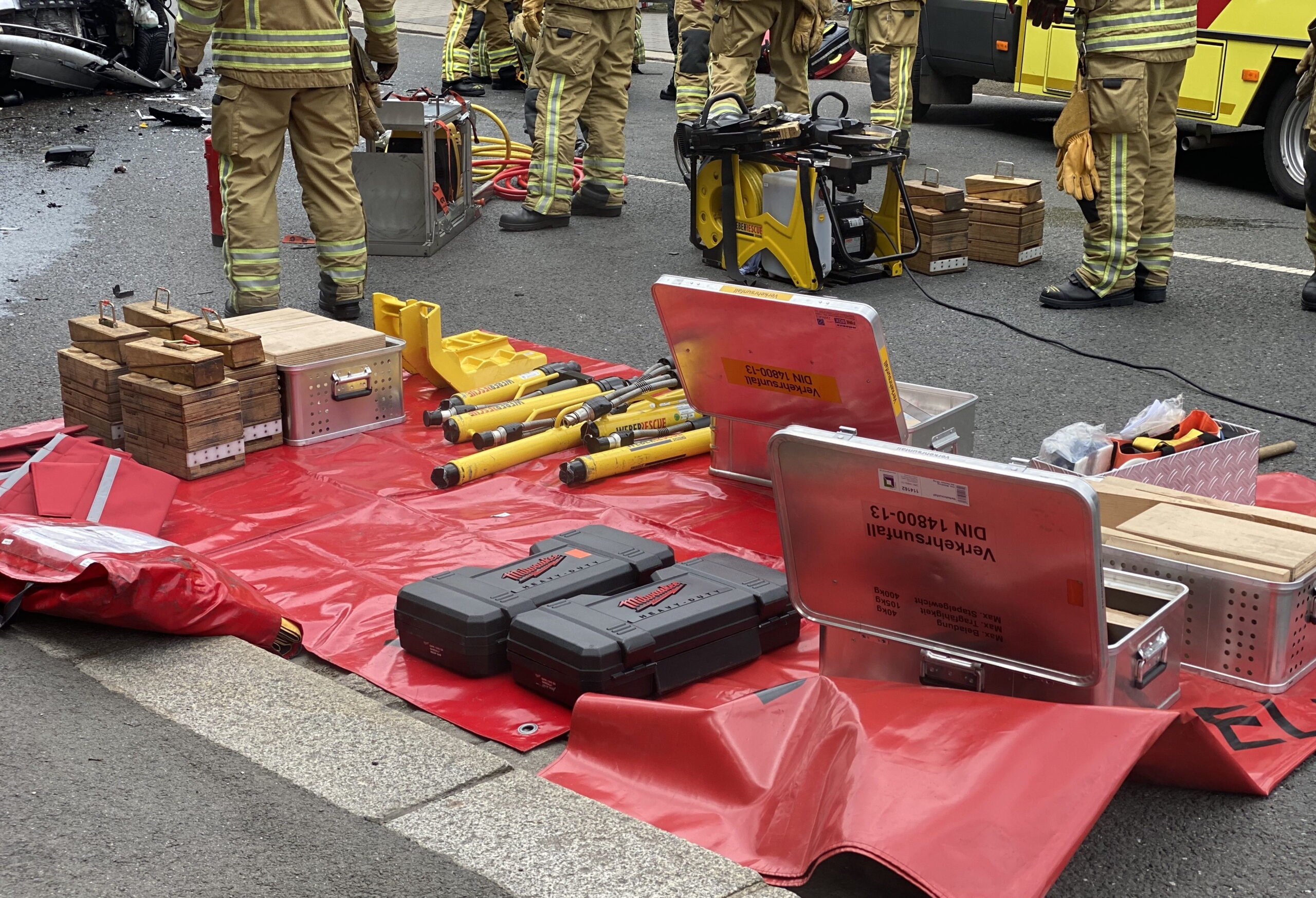 Dresden, SN: Schwerverletzter nach heftigem Crash auf Dohnaer Straße eingeklemmt
