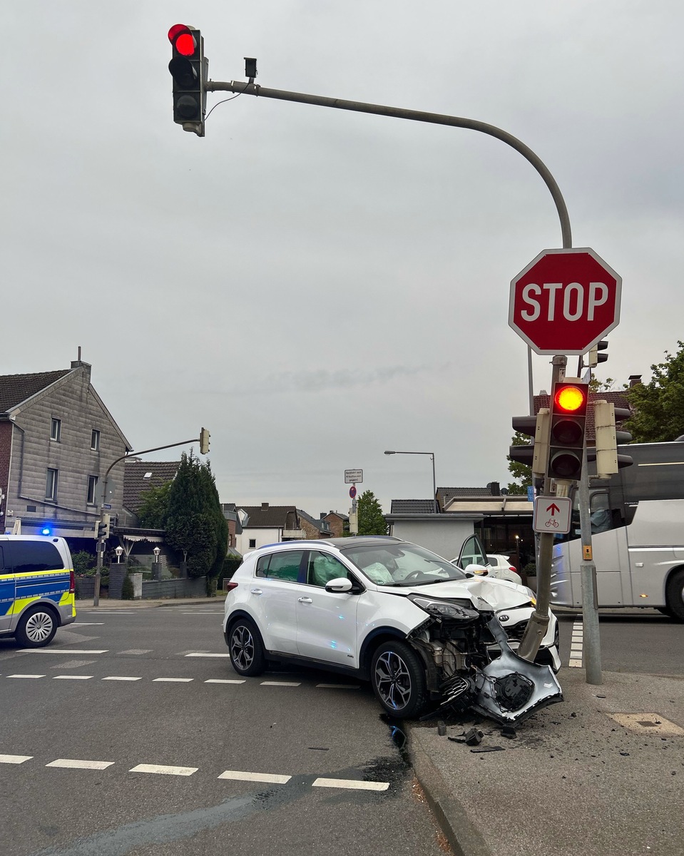 Aachen, Nordrhein-Westfalen: Auto kracht frontal gegen Ampel
