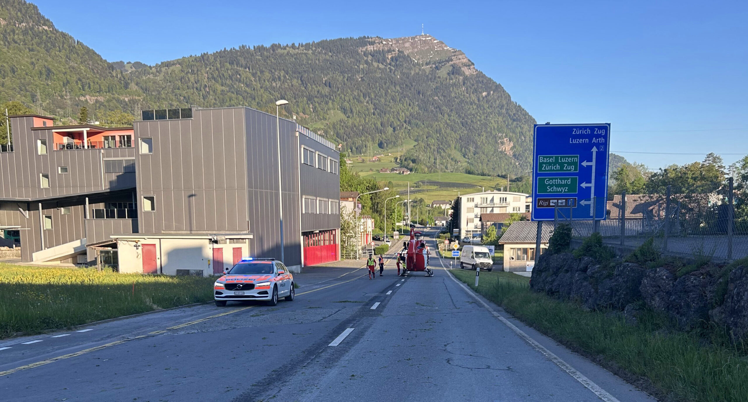 Goldau SZ: E-Bike-Fahrer nach Crash mit Lastwagen von Rega ins Spital geflogen