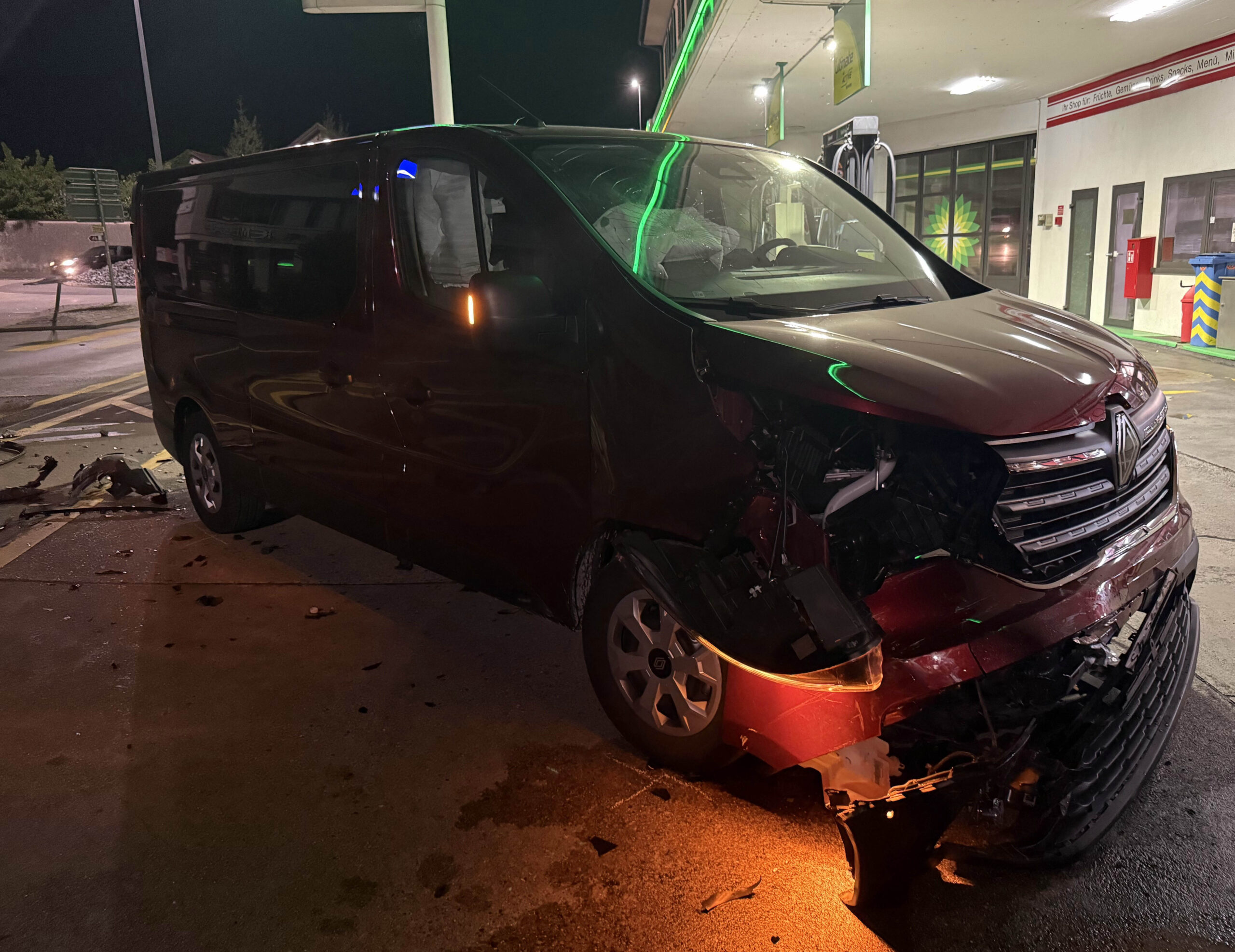 Pfäffikon SZ: Auto kracht nach Kreisel in zwei Fahrzeuge – sieben Verletzte