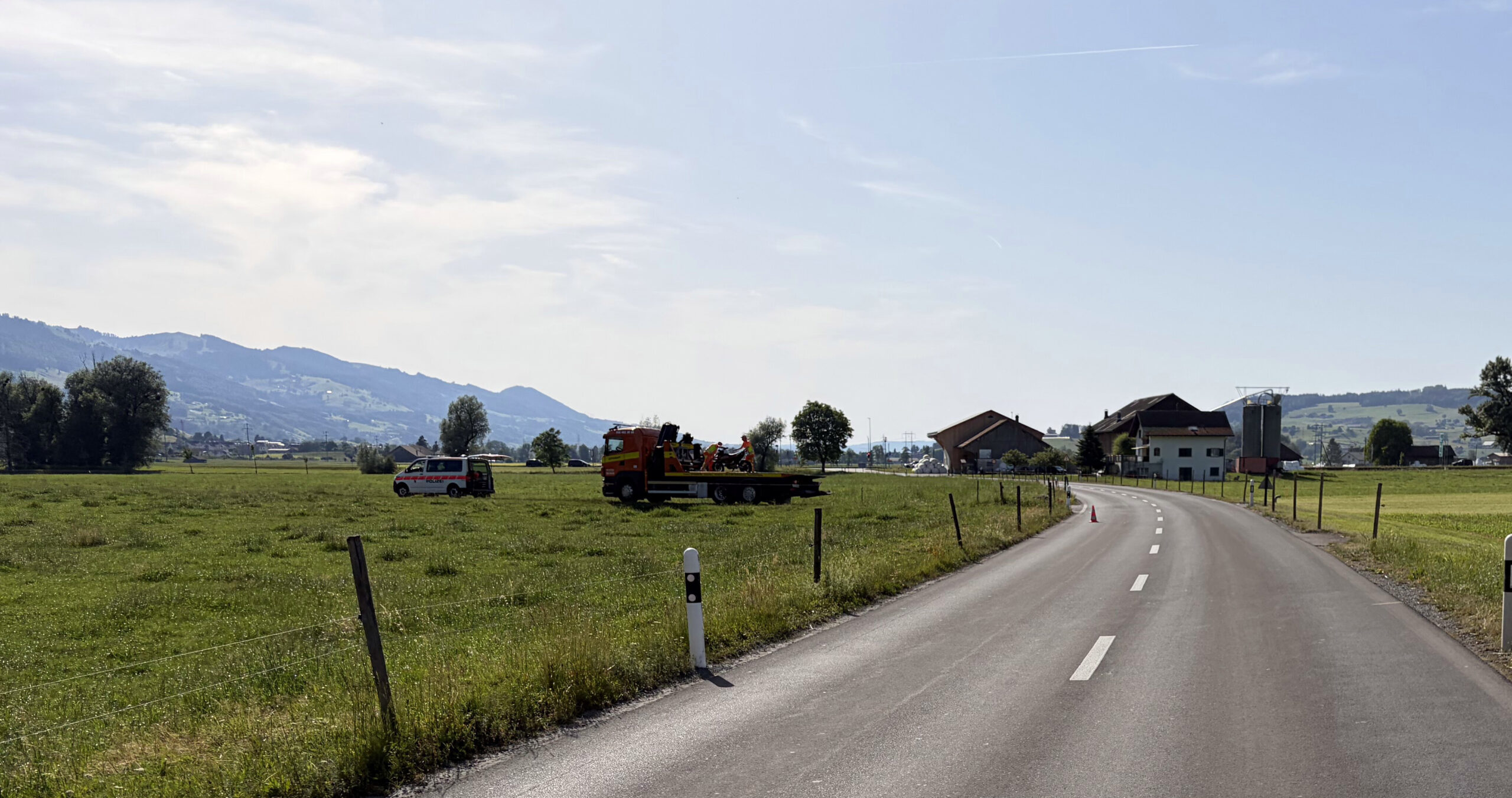 Reichenburg SZ: Motorradfahrer (25) nach Sturz bei Überholversuch im Spital