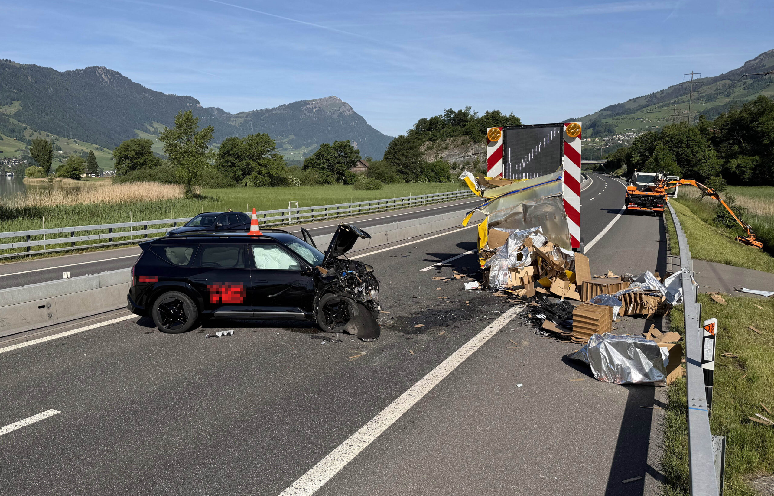 Seewen SZ: Auto kracht auf A4 in Unterhalts-Lastwagen – zwei Verletzte