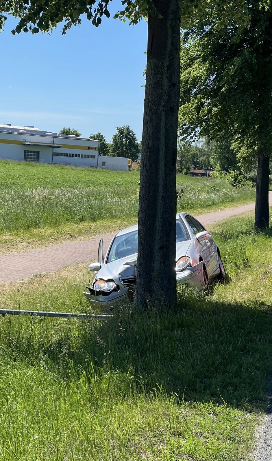 Luttrum, Niedersachsen: Mutter und Tochter nach Baumcrash auf B6 im Krankenhaus