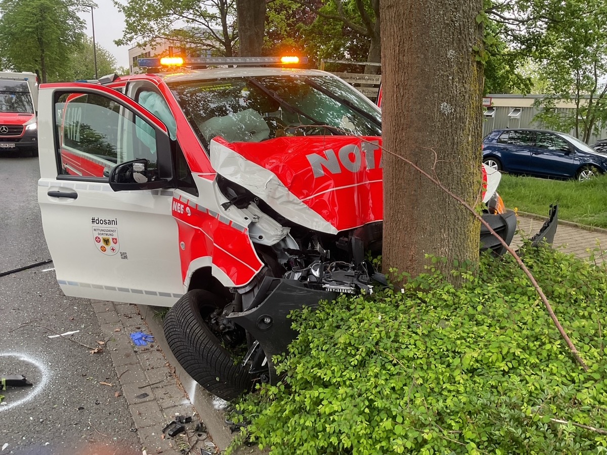 Dortmund, Nordrhein-Westfalen: Notarztwagen kollidiert mit Pkw bei Einsatzfahrt