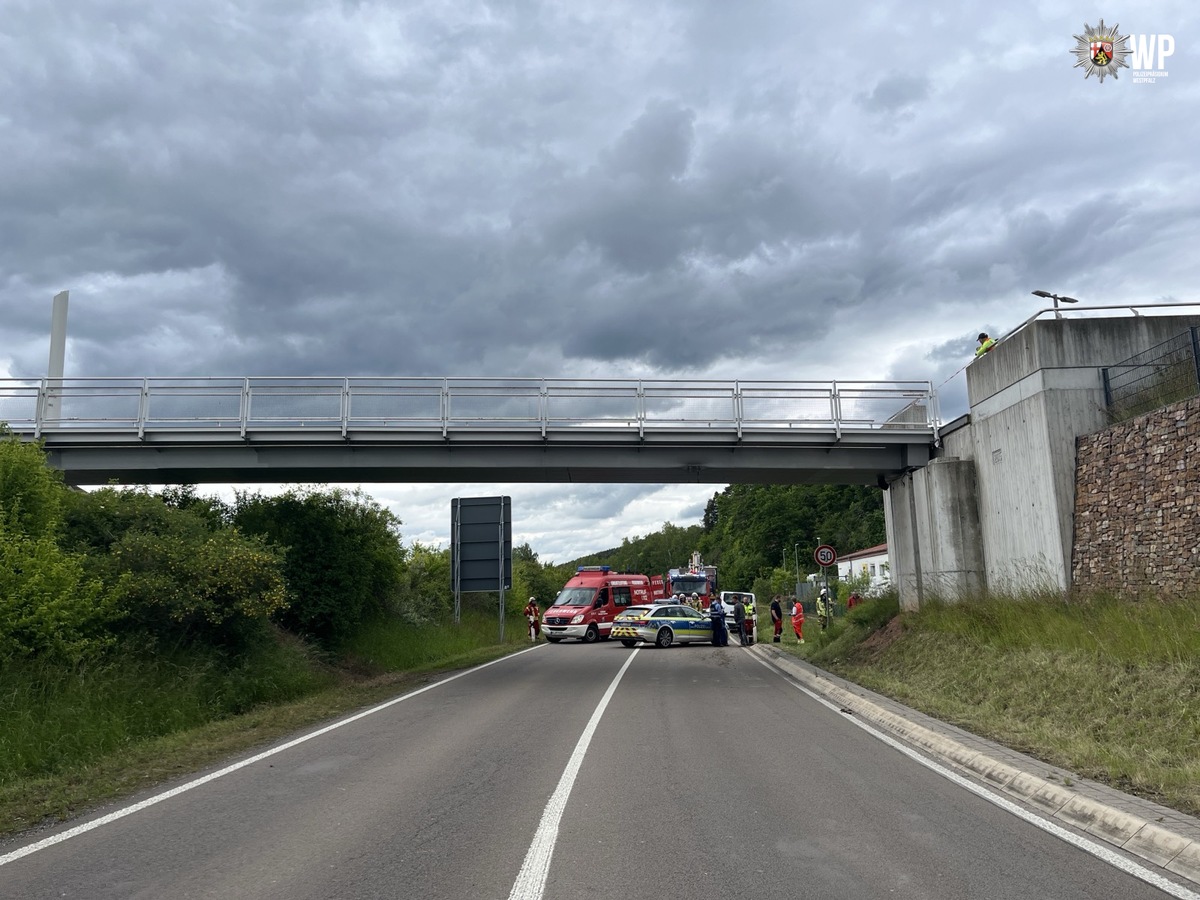 Enkenbach-Alsenborn, RLP: Tieflader bleibt mit Bagger an Fußgängerbrücke hängen
