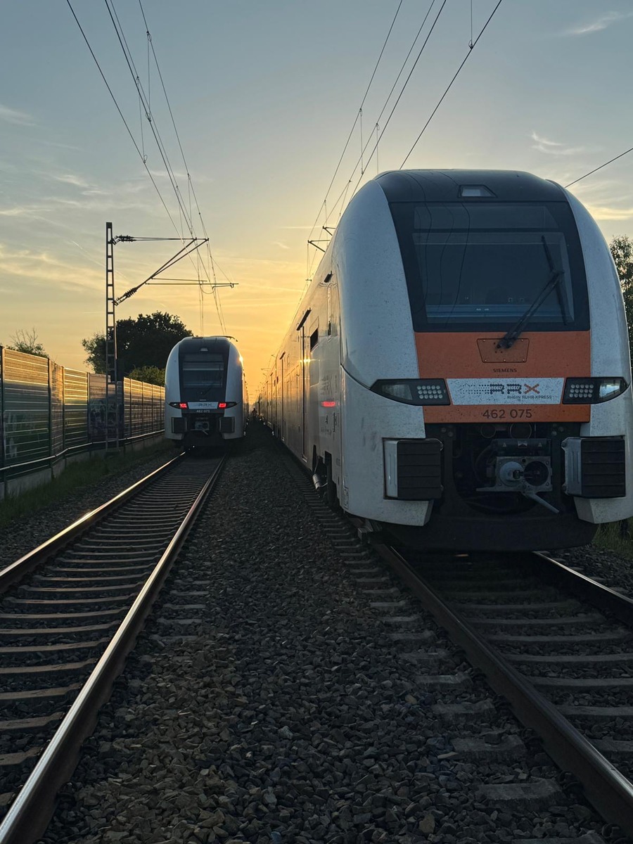 Düren, Nordrhein-Westfalen: Regionalzug bleibt mit 200 Fahrgästen liegen