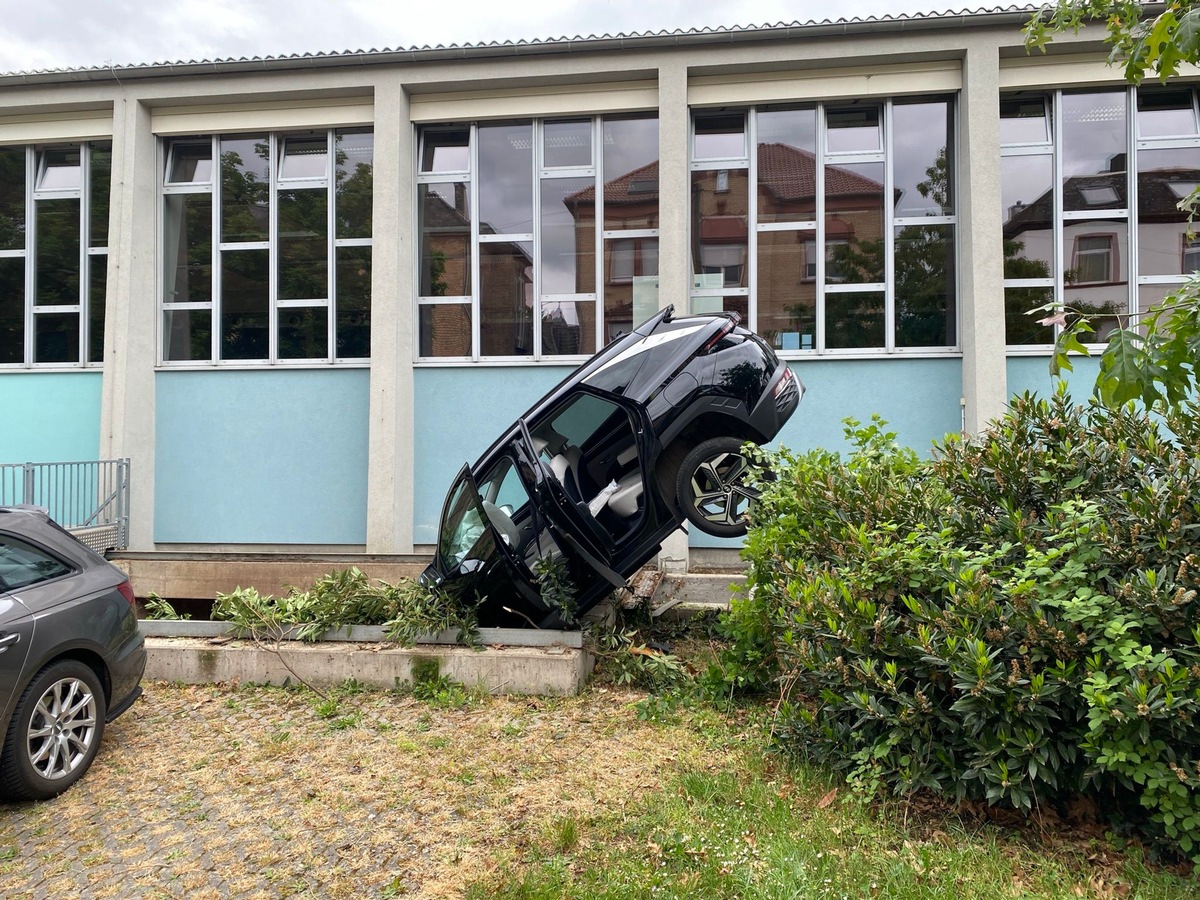 Landau, RLP: 72-Jährige verwechselt Gas- und Bremspedal – Spektakulärer Unfall