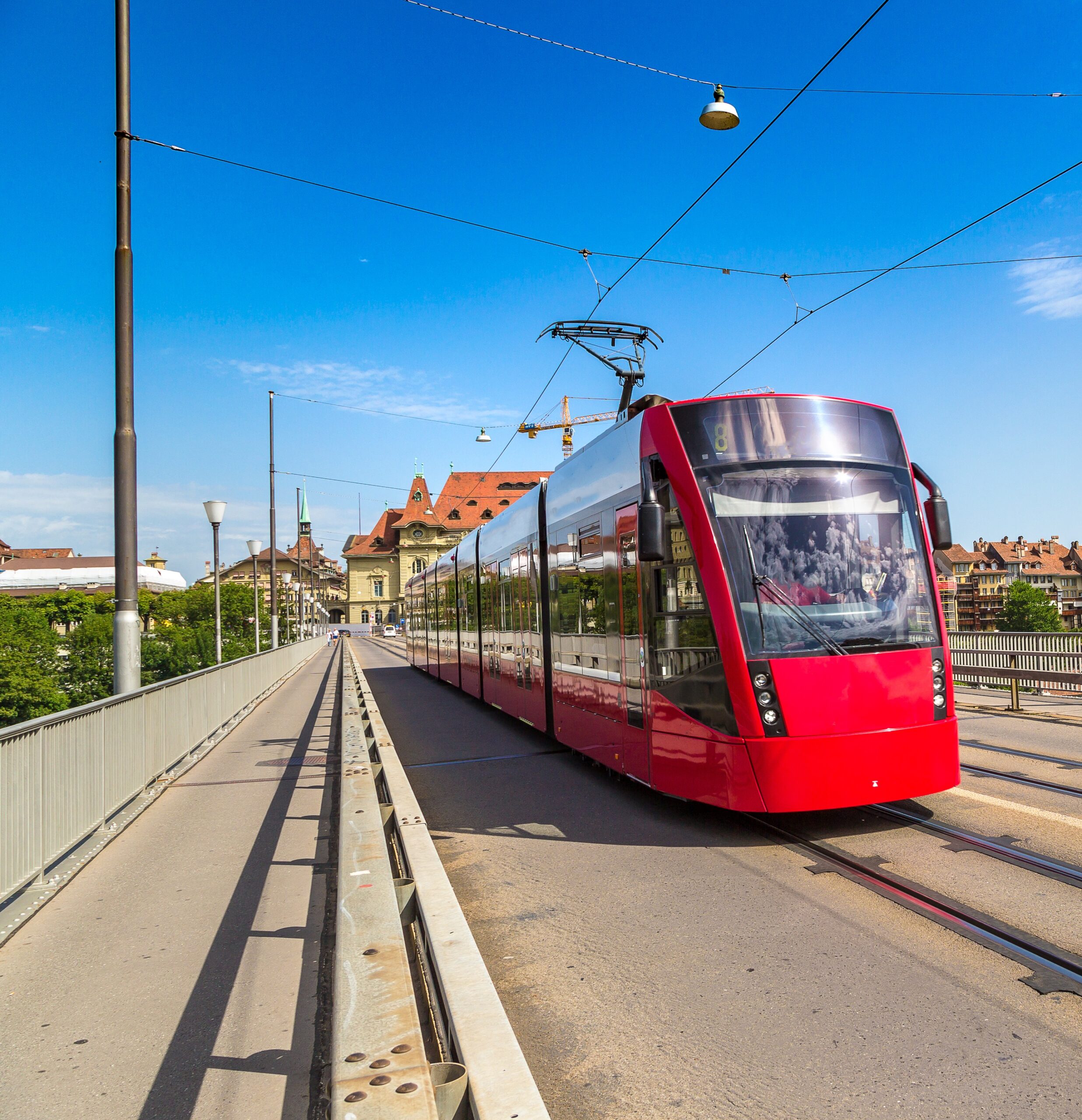 Bern BE: Tram kollidiert trotz Notbremsung mit Fussgängerin am Bahnhofplatz