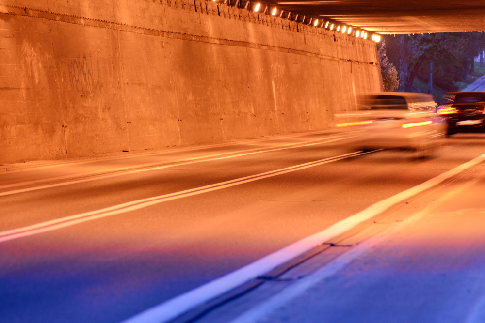Linz, Oberösterreich: Lkw rammt Auto in Tunnel – 38-Jähriger verletzt; Lenker flüchtet