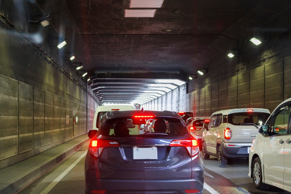 Gegenstände auf der Tunnelfahrbahn: Warum eine schnelle Reaktion wichtig ist