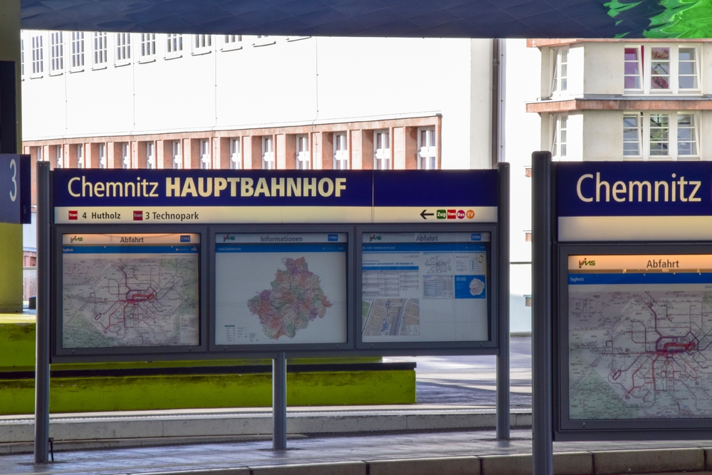 Chemnitz, Sachsen: Bahnfahrer schlägt Zugbegleiter und verletzt Bundespolizisten