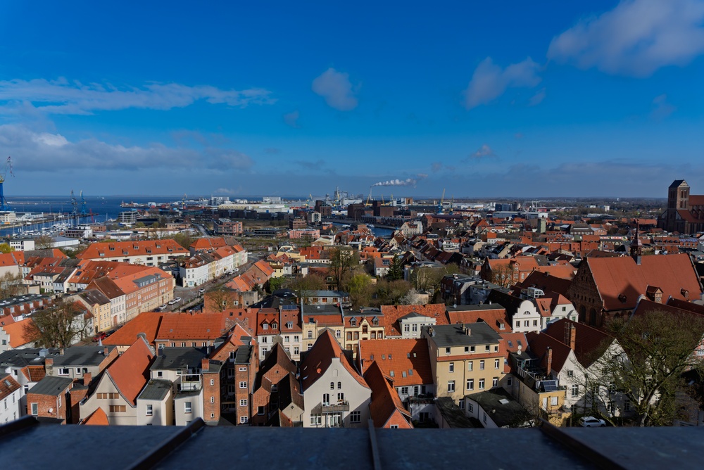 Wismar, MV: 18-Jähriger rast mit Mercedes in Stadthaus am Marktplatz (Zeugenaufruf)