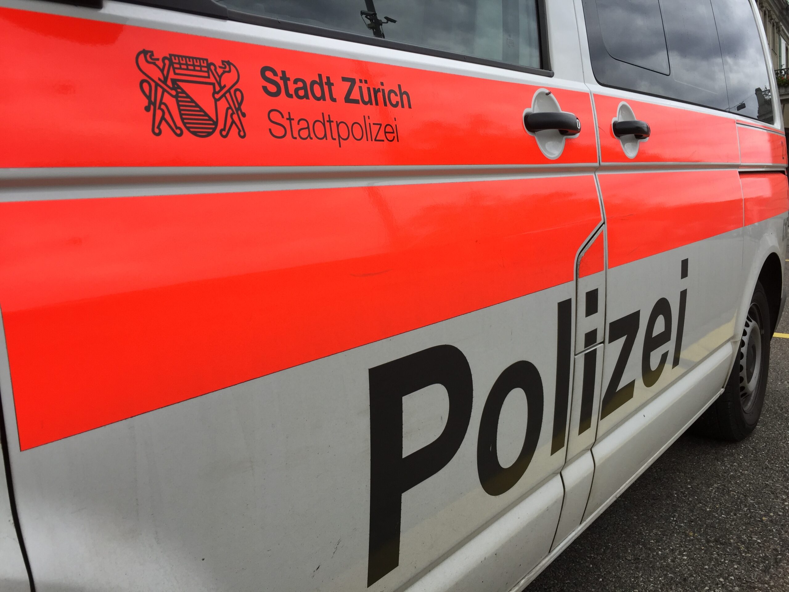 Zürich ZH: Hausdurchsuchungen nach Überfällen auf FCB-Fans vor Fussballspiel