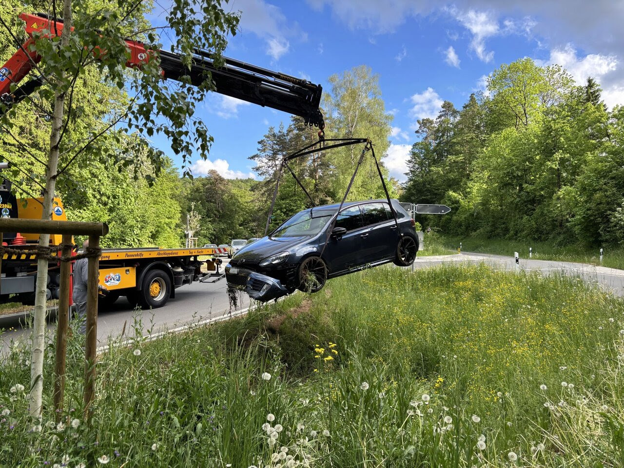 Thayngen, SH: Auto stürzt nach Kreisel Böschung hinunter – Polizei ermittelt