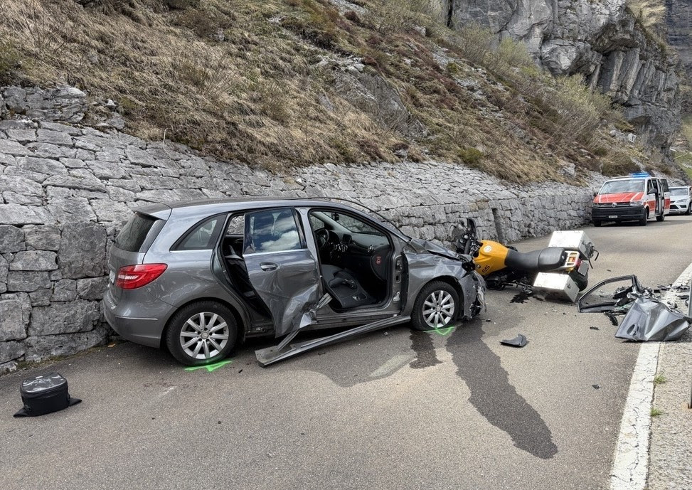 Klausenpass UR: Auto schleudert nach Crash auf Gegenfahrbahn – Töfffahrer verletzt