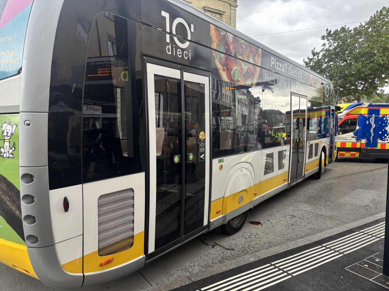 Schaffhausen SH: Fussgänger gerät unter Linienbus und erleidet offenen Knochenbruch
