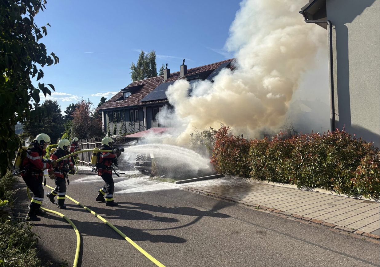 Dörflingen SH: Feuer greift von Feuerschale auf Holzschopf und Carport über