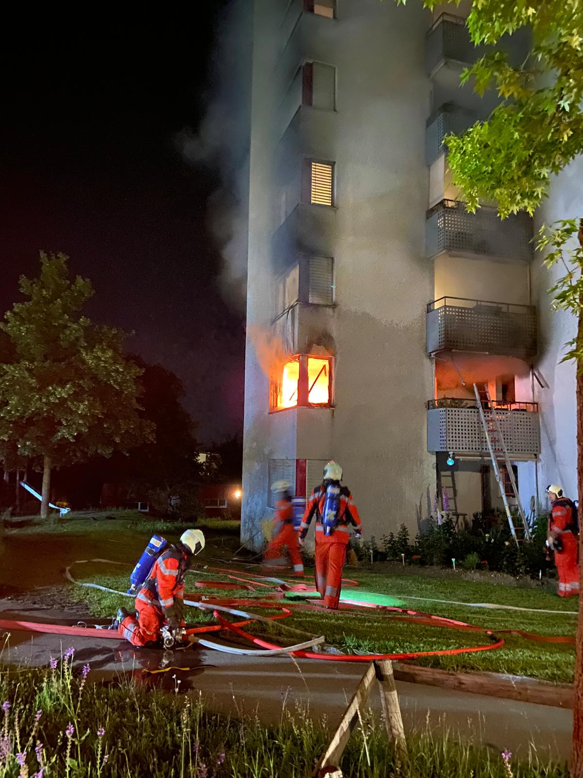 Zürich ZH: Feuerwehr rettet Bewohner mit Drehleiter aus brennendem Haus