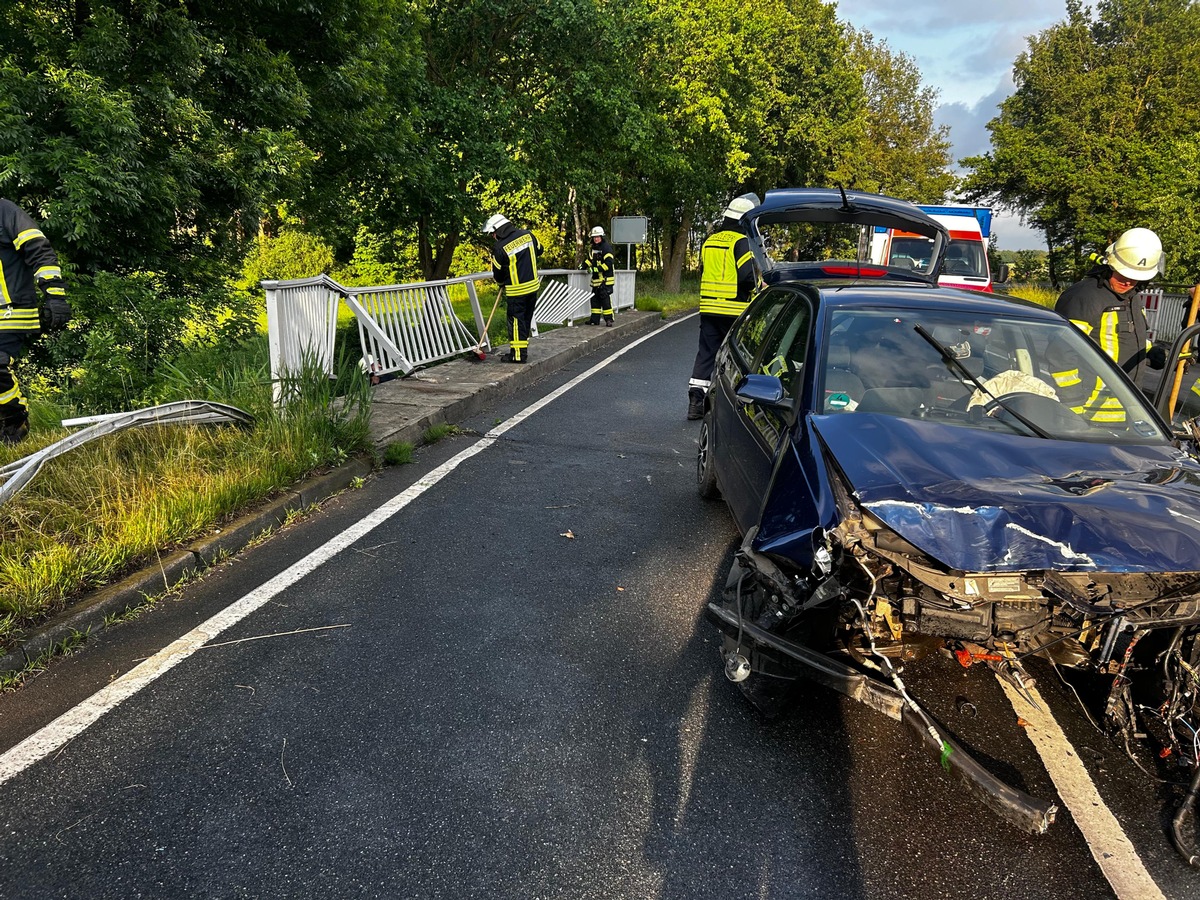 Vierden, Niedersachsen: Auto prallt gegen Brückengeländer – 