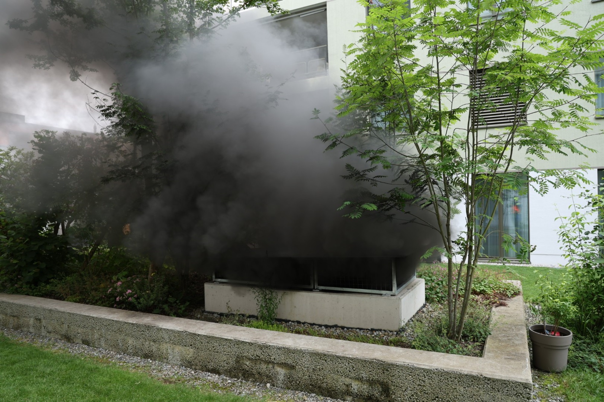 Luzern LU: Fahrzeugbrand in Einstellhalle löst Feuerwehreins