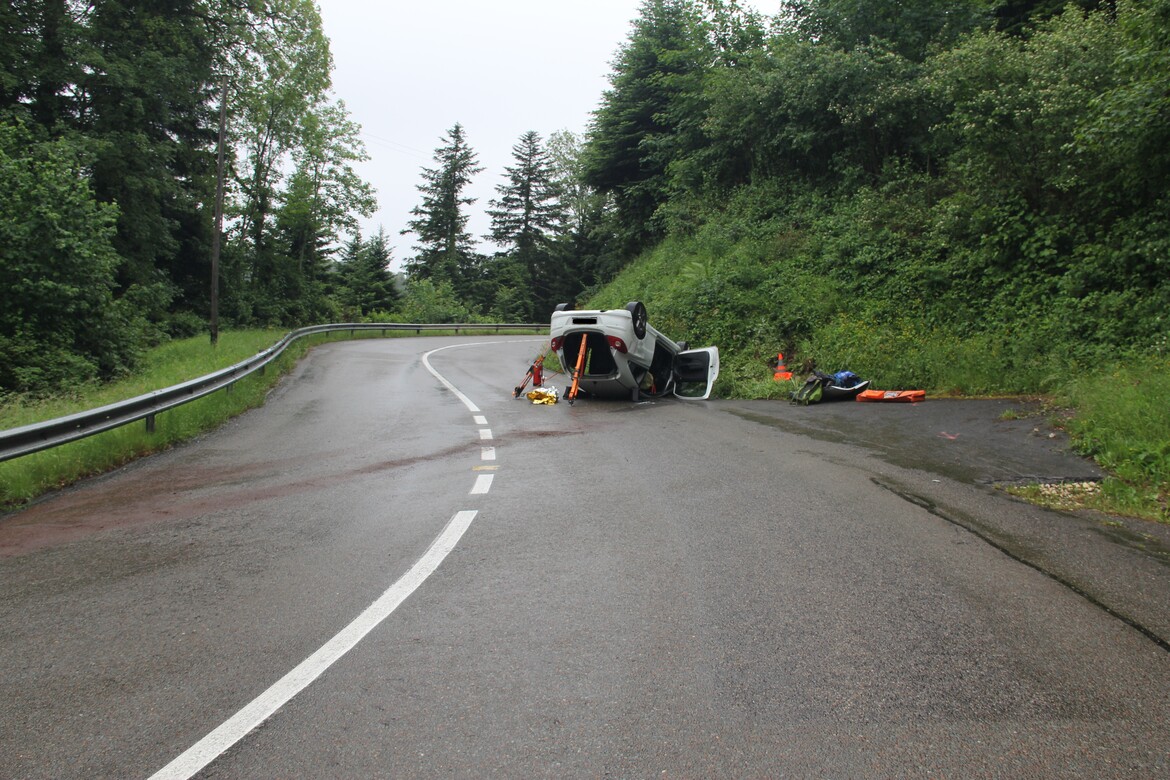 Asuel JU: Auto überschlägt sich im Col des Rangiers – Lenker schwer verletzt