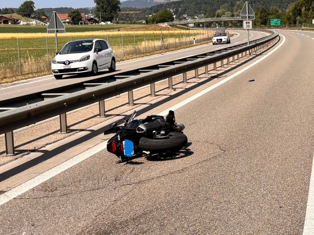 Del-mont-JU-Motorrad-kollidiert-auf-A16-mit-Auto-Fahrer-im-Spital