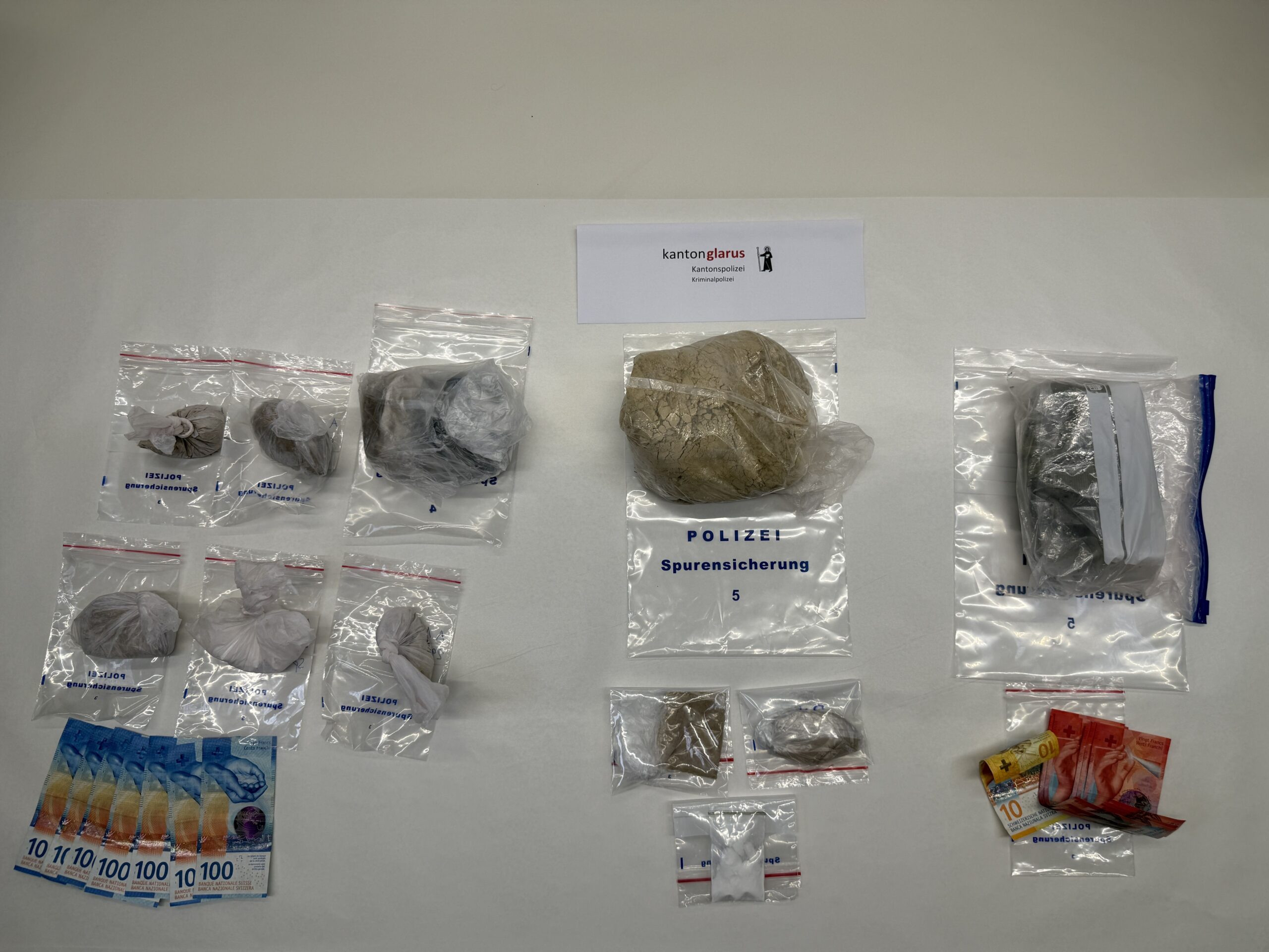 Näfels GL: Albanischer Drogenhändler gefasst – Heroin und Ko