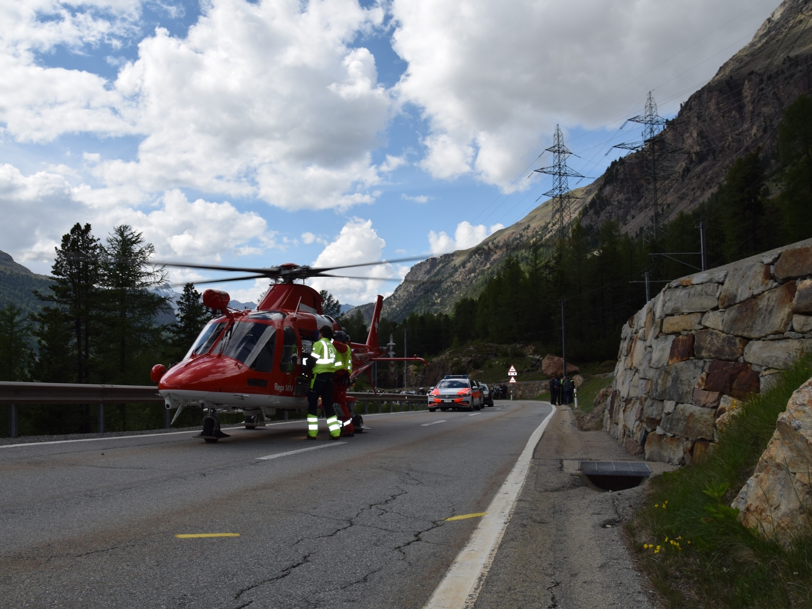 Pontresina GR: Deutscher Töfffahrer prallt nach Überholmanöv