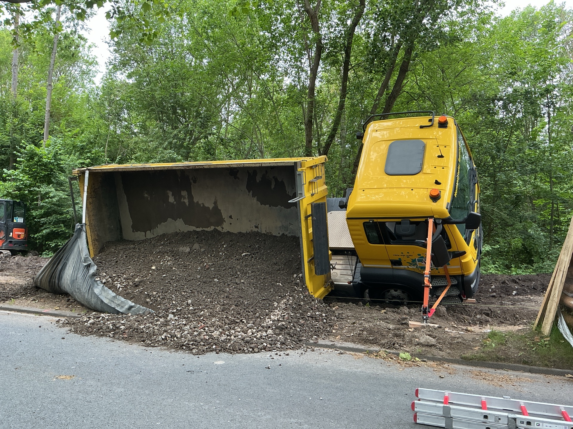 Bochum, NRW: Kipplaster stürzt auf Baustelle um – 