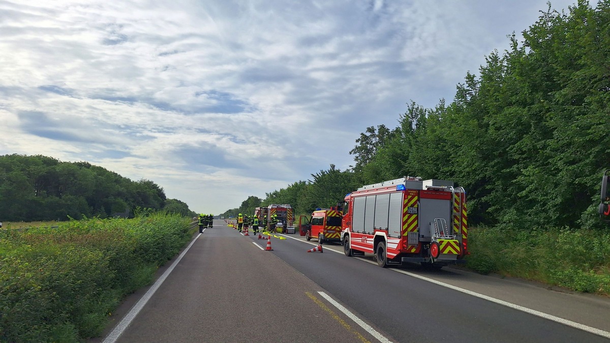 Sonsbeck, Nordrhein-Westfalen: Gefahrgut-Unfall auf der A57 