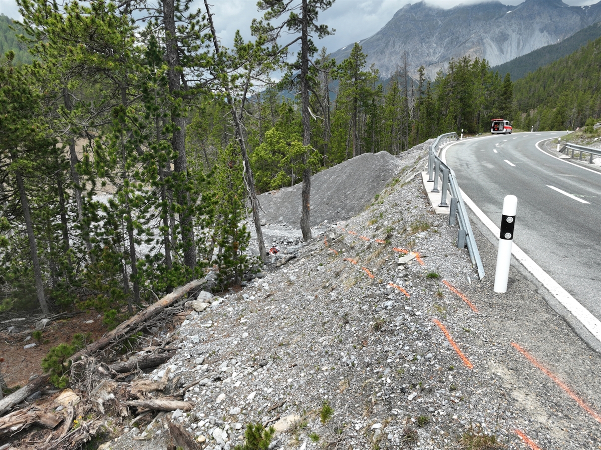 Zernez GR: Britischer Töfffahrer prallt gegen Baum
