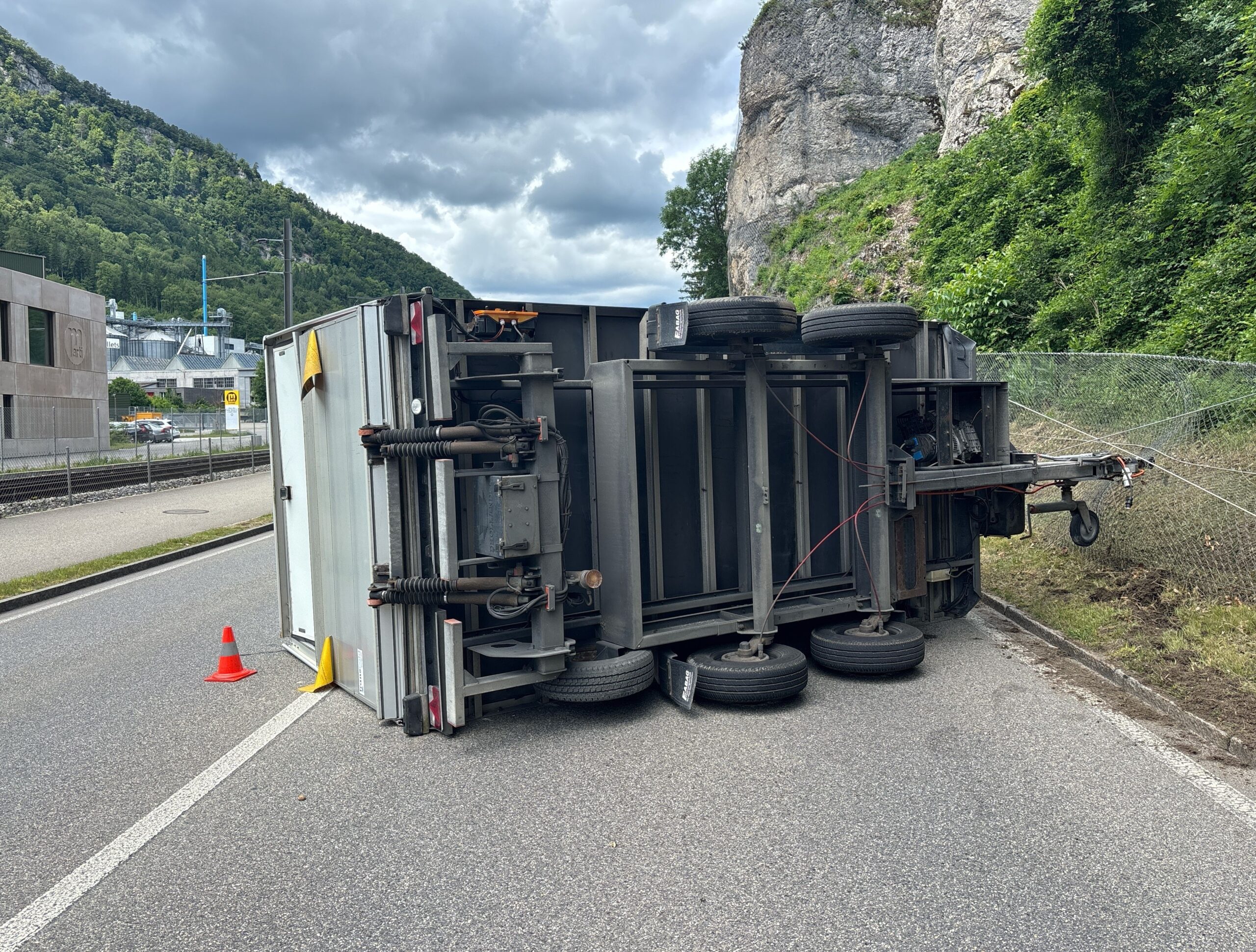 Oensingen SO: Anhänger löst sich während Fahrt und blockiert