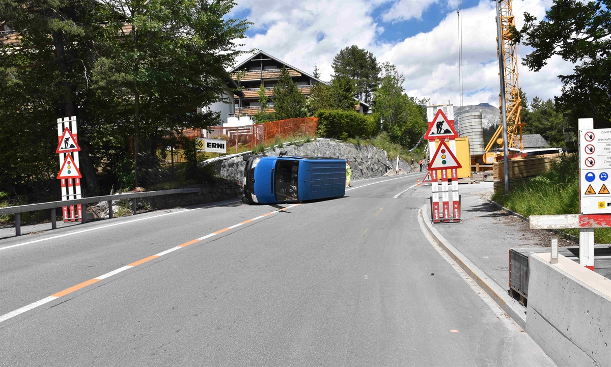 Laax-GR-Lieferwagen-kippt-nach-Kollision-mit-B-schung-auf-die-Seite