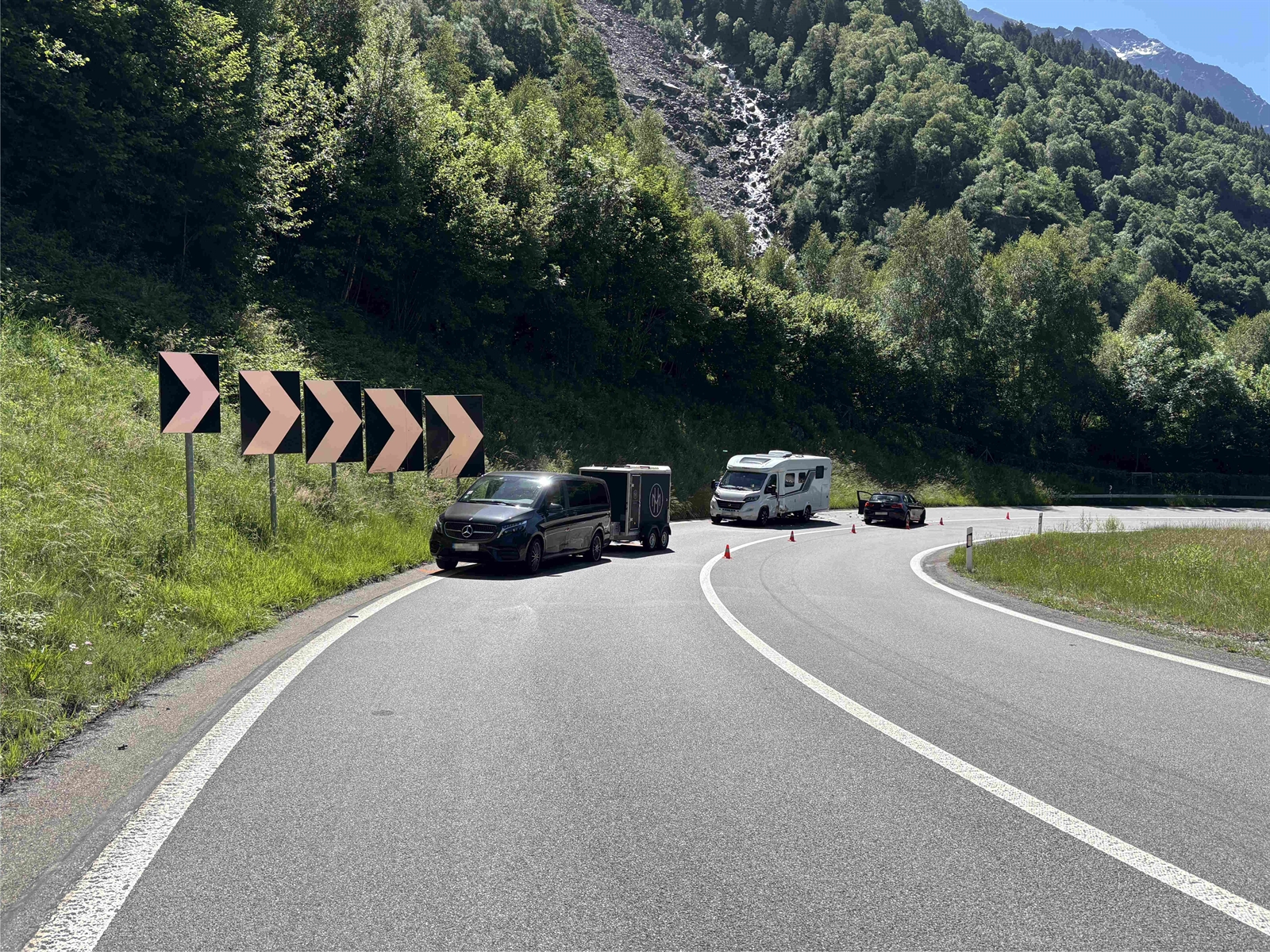 Mesocco-GR-87-J-hrige-ger-t-auf-Gegenfahrbahn-Frau-mittelschwer-verletzt