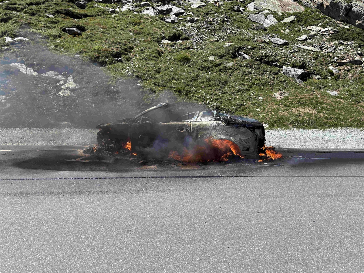 Spl-gen-GR-Auto-ger-t-auf-Passstrasse-in-Vollbrand-und-brennt-komplett-aus