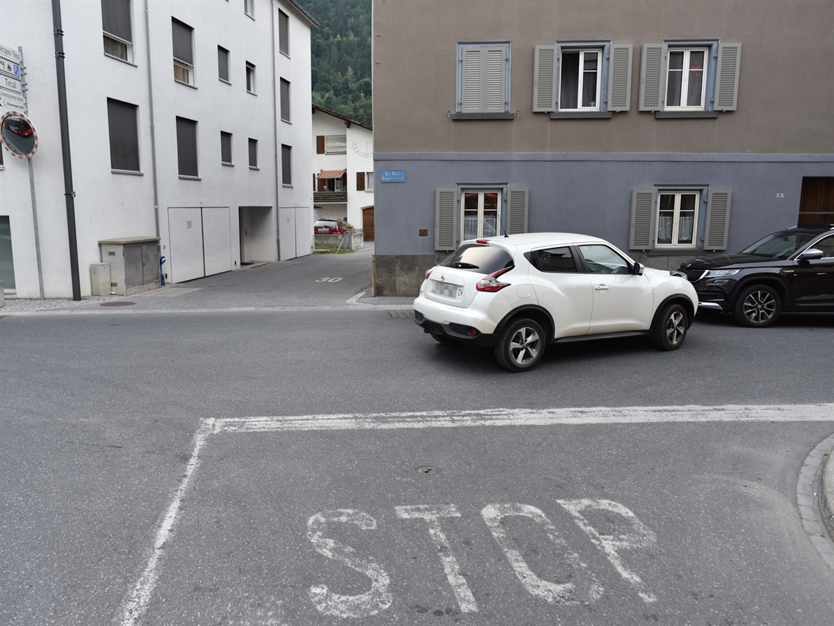 Domat-Ems-GR-Ohne-F-hrerausweis-und-alkoholisiert-63-J-hrige-verursacht-Unfall