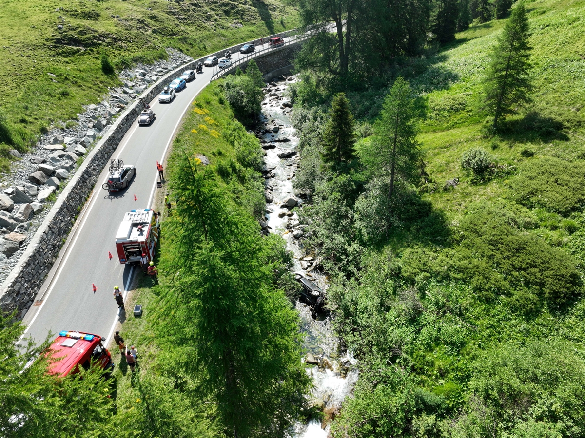 Spl-gen-GR-Auto-st-rzt-Abhang-hinunter-alkoholisierter-Lenker-verletzt