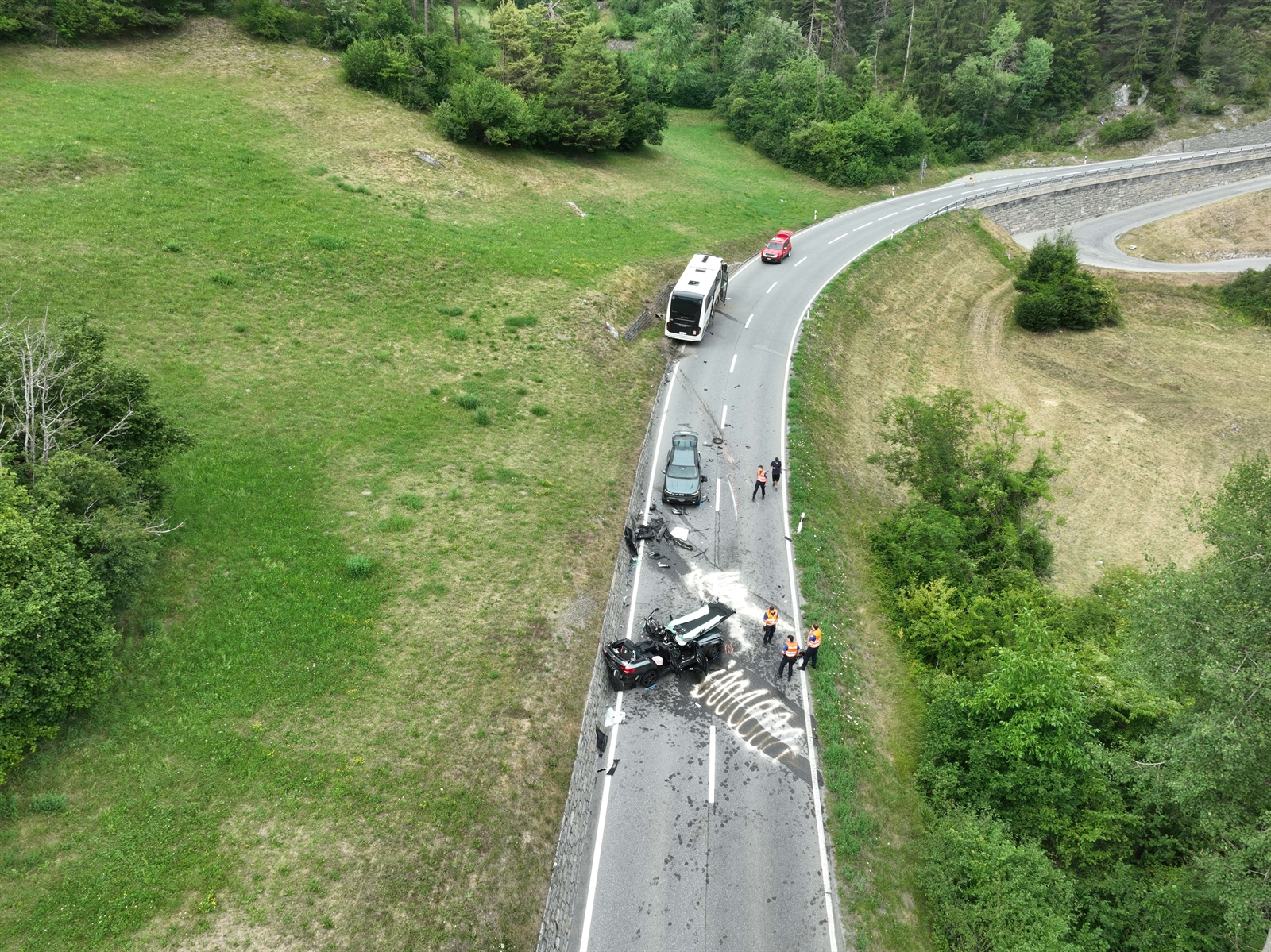 Sagogn-GR-Heftige-Kollision-zwischen-Reisebus-und-zwei-Autos-Lenker-eingeklemmt