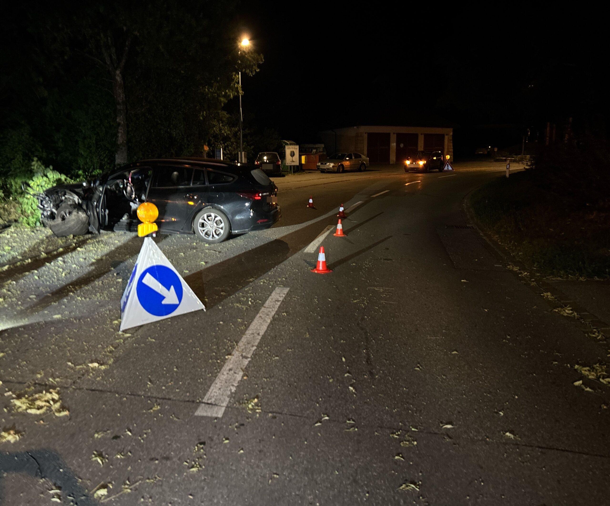 Lommiswil-SO-Autofahrer-prallt-frontal-in-Lichtkandelaber-und-wird-verletzt